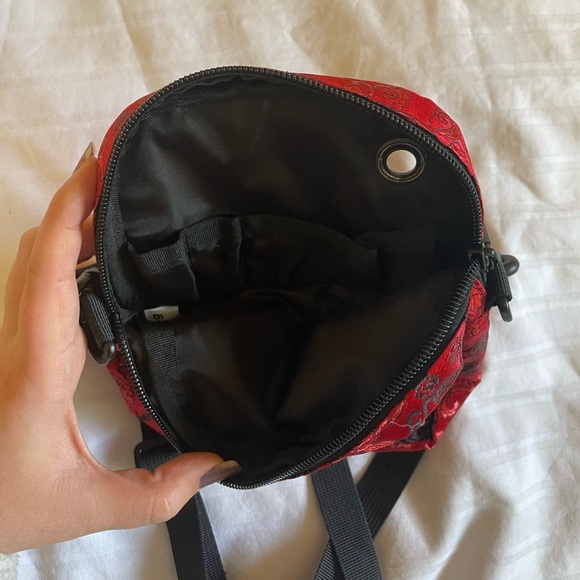 Stunning BUM bag red oriental print Y2K - Picture 4 of 4